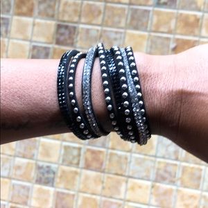 💫Wrap bracelet with button closure. Adjustable.